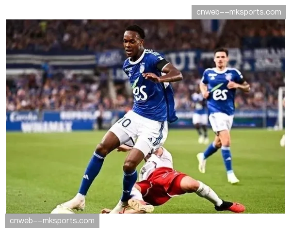 即时：斯特拉斯堡由埃梅加头球破门，1-0领先特鲁瓦