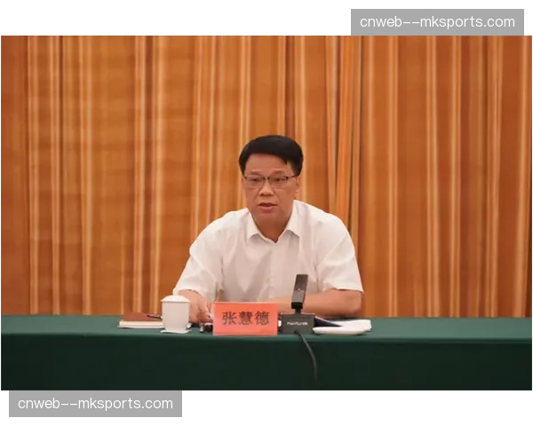 意甲裁判委员会会议决定，下赛季将试点扩大主裁判沟通范围