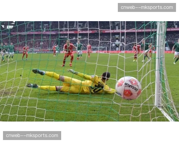 镜头聚焦：霍芬海姆门将扑出关键点球后振臂怒吼激励防线