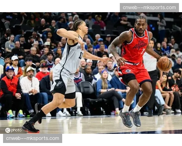 马刺118-99轻取快船豪取10连胜，文班亚马缺阵福克斯22分领衔